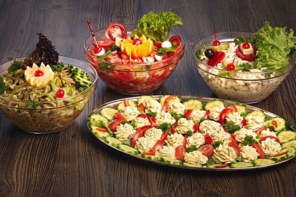Salate und Buffetplatten